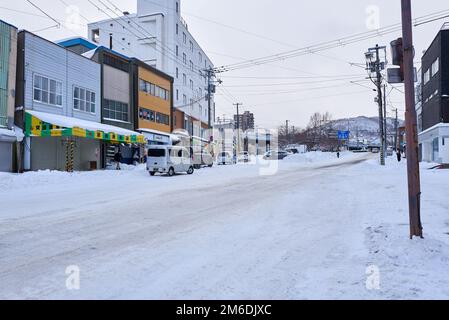 Otaru, Japon - 19 décembre 2022 : rues enneigées d'Otaru. Otaru est une attraction touristique populaire à Hokkaido, Japon Banque D'Images