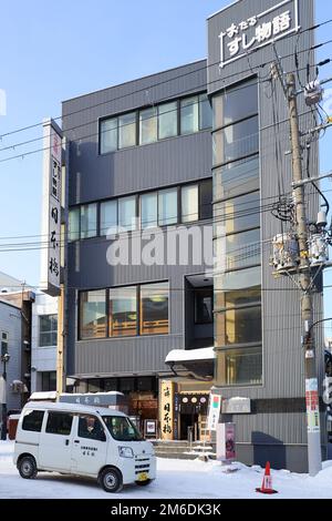 Otaru, Japon - 19 décembre 2022 : rues enneigées d'Otaru. Otaru est une attraction touristique populaire à Hokkaido, Japon Banque D'Images