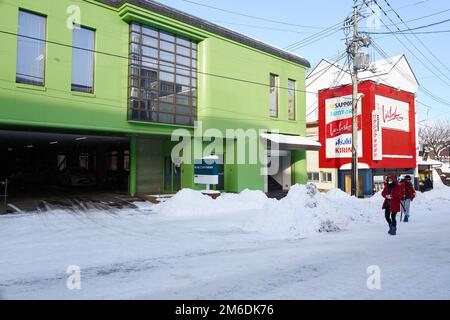 Otaru, Japon - 19 décembre 2022 : rues enneigées d'Otaru. Otaru est une attraction touristique populaire à Hokkaido, Japon Banque D'Images