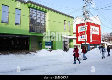 Otaru, Japon - 19 décembre 2022 : rues enneigées d'Otaru. Otaru est une attraction touristique populaire à Hokkaido, Japon Banque D'Images