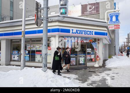 Hokkaido, Japon - 20 décembre 2022 : magasin de proximité Lawson à Sapporo, Hokkaido. C'est une chaîne de franchise de magasin de proximité célèbre au Japon. Banque D'Images