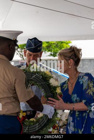 ÉTATS-UNIS Le général Ken Wilsbach, commandant des forces aériennes du Pacifique, et Cindy Wilsbach, première dame du PACAF, se préparent à déposer une couronne pendant Anzac, ou corps d'armée australien et néo-zélandais, cérémonie de la fête au cimetière commémoratif national du Pacifique, Honolulu, Hawaii, 25 avril 2022. Le jour d'Anzac est observé chaque année à Honolulu depuis 1973. Banque D'Images