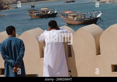 Les boutres omanais traditionnels ancrés dans le port historique de sur sur le golfe d'Oman Banque D'Images