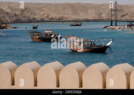 Les boutres omanais traditionnels ancrés dans le port historique de sur sur le golfe d'Oman Banque D'Images