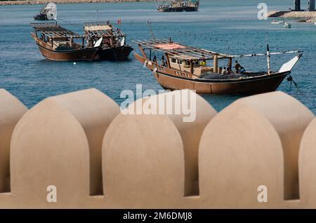 Les boutres omanais traditionnels ancrés dans le port historique de sur sur le golfe d'Oman Banque D'Images