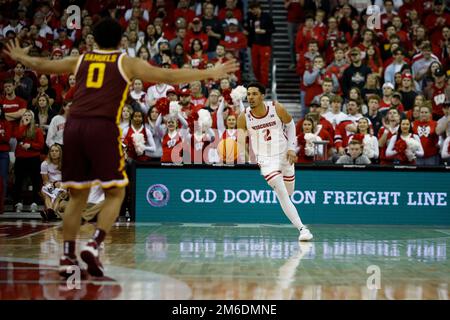 Madison, WI, États-Unis. 3rd janvier 2023. Les Badgers du Wisconsin gardent Jordan Davis (2) pendant le match de basket-ball de la NCAA entre les Golden Gophers du Minnesota et les Badgers du Wisconsin au Kohl Center de Madison, WISCONSIN. Darren Lee/CSM/Alamy Live News Banque D'Images