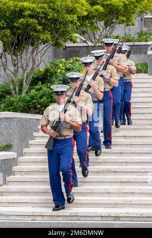 A ÉTATS-UNIS Le détail du fusil du corps de marine avec combat Logistics Battalion-3, combat Logistics Regiment 3, 3rd Marine Logistics Group, marche à la fin de la cérémonie de jour du corps d'armée australien et néo-zélandais (ANZAC) au cimetière commémoratif national du Pacifique, Honolulu, Hawaii, 25 avril 2022. La Journée DE L'ANZAC commémore les sacrifices consentis par tous les Australiens et Néo-Zélandais qui ont servi et sont morts dans toutes les guerres, conflits et missions de maintien de la paix dans le monde. Cette date marque l'anniversaire de la première grande action militaire menée par l'Australie et la Nouvelle-Zélande pendant la première Guerre mondiale Banque D'Images