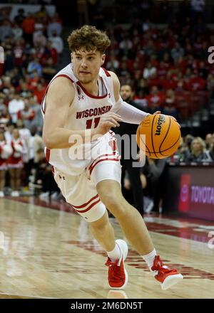 Madison, WI, États-Unis. 3rd janvier 2023. Les Badgers du Wisconsin gardent Max Klesmit (11) pendant le match de basket-ball de la NCAA entre les Golden Gophers du Minnesota et les Badgers du Wisconsin au Kohl Center de Madison, WISCONSIN. Darren Lee/CSM/Alamy Live News Banque D'Images