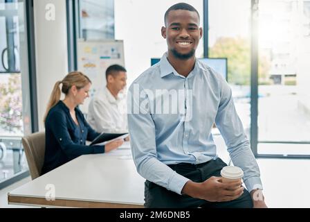 Portrait de face, leadership et homme noir dans la réunion prêt pour des buts ou des cibles. PDG, patron et jeune, heureux et confiant homme entrepreneur avec vision Banque D'Images
