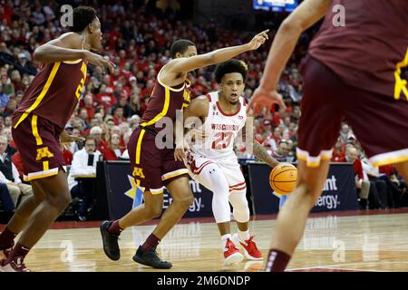 Madison, WI, États-Unis. 3rd janvier 2023. Les Badgers du Wisconsin gardent Chucky Hepburn (23) pendant le match de basket-ball NCAA entre les Golden Gophers du Minnesota et les Badgers du Wisconsin au Kohl Center de Madison, WISCONSIN. Darren Lee/CSM/Alamy Live News Banque D'Images