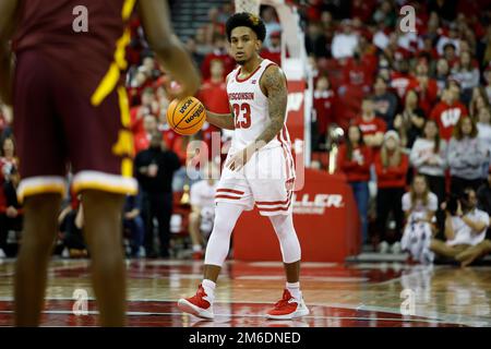 Madison, WI, États-Unis. 3rd janvier 2023. Les Badgers du Wisconsin gardent Chucky Hepburn (23) pendant le match de basket-ball NCAA entre les Golden Gophers du Minnesota et les Badgers du Wisconsin au Kohl Center de Madison, WISCONSIN. Darren Lee/CSM/Alamy Live News Banque D'Images