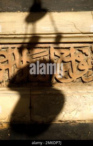 L'ombre d'une lampe suspendue à l'intérieur d'une mosquée du Caire. Banque D'Images