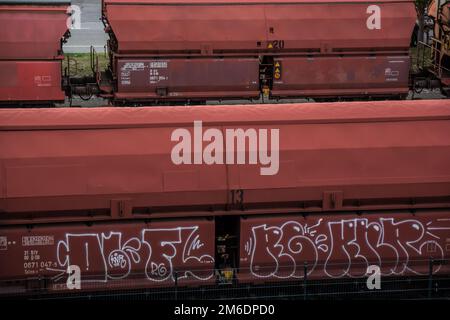 Beaucoup de conteneurs de train rouges sur le chemin de fer Banque D'Images