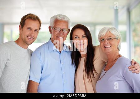 Ils aiment passer du temps ensemble. une famille de quatre debout ensemble. Banque D'Images