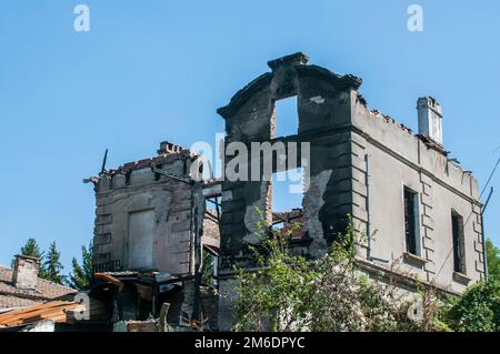 Ancienne maison de campagne brûlée et détruite se ferme en journée ensoleillée Banque D'Images