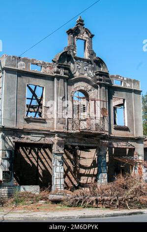 Ancienne maison de campagne brûlée et détruite se ferme en journée ensoleillée Banque D'Images