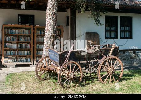 Vieille voiture rurale en bois dans la vieille maison de campagne du village Banque D'Images