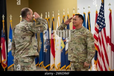 Le lieutenant-colonel Peter M. Ammerman, commandant intérimaire du district expéditionnaire, reçoit un salut du Sgt Jun Tomagan, conseiller principal du district expéditionnaire, à la fin de la cérémonie de renonciation au commandement où le colonel Kenneth N. Reed, commandant sortant, a transféré le commandement du district à Ammerman, 25 avril 2022, Au Camp Arifjan, Koweït. Ammerman, un ingénieur de la Garde nationale de l’armée du Texas de la Brigade des ingénieurs de 176th, dirigera le district jusqu’à ce que le remplaçant de Reed, le lieutenant-colonel Richard Childers, arrive en juillet, de son affectation actuelle en tant que district c de Walla Walla Walla Banque D'Images