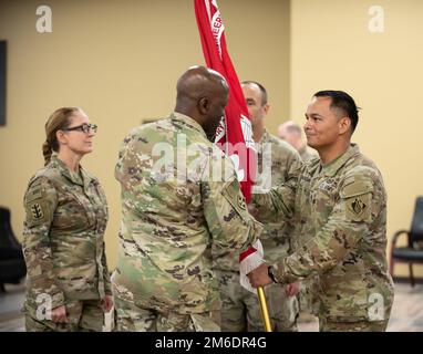 Le Sgt Jun Tomagan, conseiller principal du district expéditionnaire, passe les couleurs de l'unité au colonel Kenneth N. Reed, commandant sortant du district expéditionnaire, lors d'une cérémonie de renonciation au commandement, à 25 avril 2022, au camp Arifjan, au Koweït. Général de division Kimberly Colloton, commandant général des États-Unis La division Transatlantic Engineers du corps de l'armée a accueilli la cérémonie de transfert d'autorité et de commandement, qui a fait l'objet d'un honneur de longue date, car Reed a été choisi pour diriger les États-Unis Armée corps des ingénieurs Division Sud-Ouest. Le lieutenant-colonel Peter M. Ammerman, commandant intérimaire du district expéditionnaire, dirigera le Banque D'Images