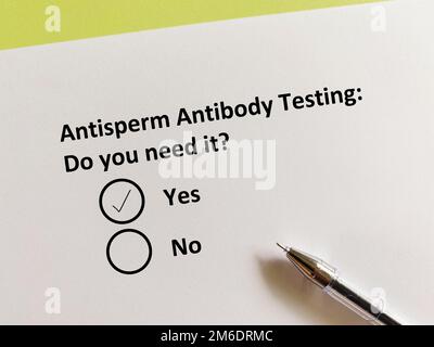 Une personne répond à une question sur l'infertilité. Il a besoin d'un test d'anticorps anti-cortisperme. Banque D'Images