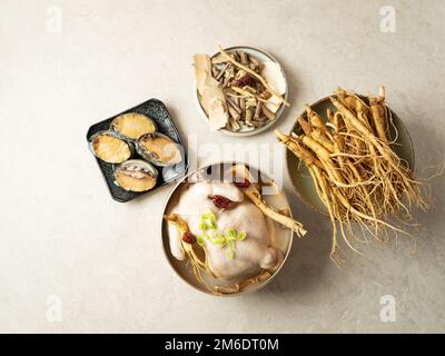 Samgyetang, soupe de poulet au ginseng, ingrédients du samgyetang Banque D'Images