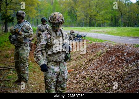 Le sergent de commandement Todd Sims, le sergent de commandement Major des États-Unis Commandement des Forces armées, visite le 1st Bataillon, 506th Infantry Regiment 'Red Currahee' alors qu'ils conduisent des feux de peloton vivants pendant l'opération Aigle 2, fort Campbell, Ky., 25 avril. Le CSM Sims observait que des soldats aigles hurlaient réagissent au contact, qu'ils ont rompu le fil de la concertina et qu'ils ont dégagé une tranchée. Banque D'Images