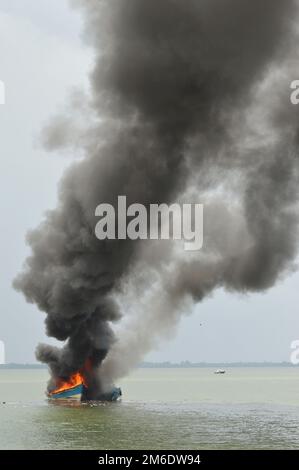 Explosion bateau de pêche Banque D'Images