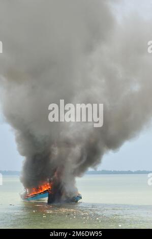 Explosion bateau de pêche Banque D'Images