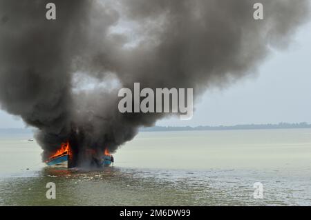 Explosion bateau de pêche Banque D'Images