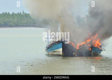 Explosion bateau de pêche Banque D'Images