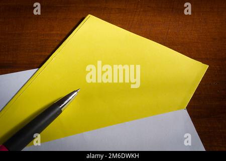 Stylo à bille et feuille de papier Banque D'Images