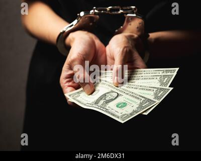 Menottes sur les poignets, billets en dollars Banque D'Images