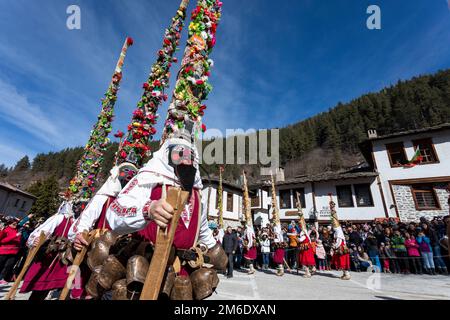 Fête de la mascarade à Shiroka Laka, Bulgarie. Culture, autochtone. Banque D'Images