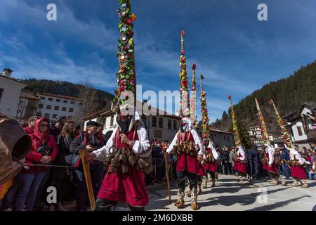 Fête de la mascarade à Shiroka Laka, Bulgarie. Culture, autochtone. Banque D'Images