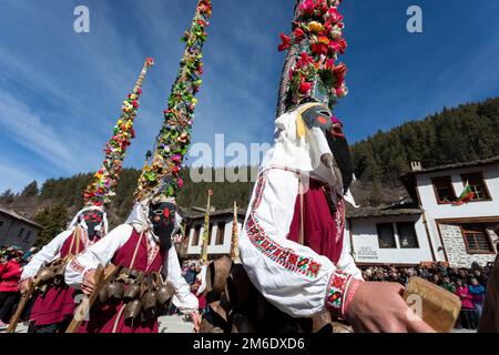 Fête de la mascarade à Shiroka Laka, Bulgarie. Culture, autochtone. Banque D'Images