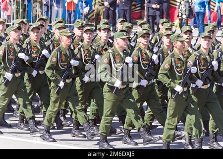 Les soldats russes défilent au défilé le jour de la victoire annuelle, le 9 mai 2017, à Samara, en Russie. Banque D'Images