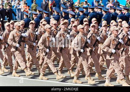 Les soldats russes défilent au défilé le jour de la victoire annuelle, le 9 mai 2017, à Samara, en Russie. Banque D'Images