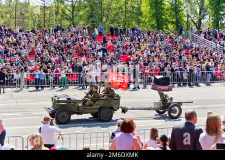 Transport militaire russe au défilé le jour de la victoire annuelle, 9 mai 2016 à Samara, Russie. Banque D'Images