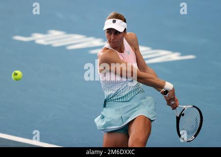 Adélaïde, Australie, 4 janvier 2023. Liudmila Samsonova est à l'arrière-plan lors du match international de tennis d'Adélaïde entre Aryna Sabalenka, de Biélorussie, et Liudmila Samsonova, à Memorial Drive sur 04 janvier 2023, à Adélaïde, en Australie. Crédit : Peter Mundy/Speed Media/Alay Live News Banque D'Images