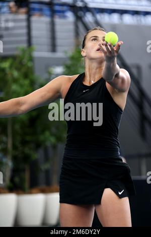 Adélaïde, Australie, 4 janvier 2023. Aryna Sabalenka, du Bélarus, sert le ballon lors du match international de tennis d'Adélaïde entre Aryna Sabalenka, du Bélarus, et Liudmila Samsonova, à Memorial Drive sur 04 janvier 2023, à Adélaïde, en Australie. Crédit : Peter Mundy/Speed Media/Alay Live News Banque D'Images