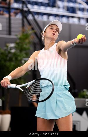 Adélaïde, Australie, 4 janvier 2023. Liudmila Samsonova sert le ballon lors du match international de tennis d'Adélaïde entre Aryna Sabalenka, de Biélorussie, et Liudmila Samsonova, à Memorial Drive sur 04 janvier 2023, à Adélaïde, en Australie. Crédit : Peter Mundy/Speed Media/Alay Live News Banque D'Images