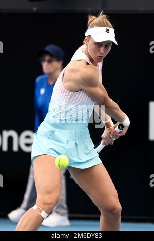 Adélaïde, Australie, 4 janvier 2023. Liudmila Samsonova est à l'arrière-plan lors du match international de tennis d'Adélaïde entre Aryna Sabalenka, de Biélorussie, et Liudmila Samsonova, à Memorial Drive sur 04 janvier 2023, à Adélaïde, en Australie. Crédit : Peter Mundy/Speed Media/Alay Live News Banque D'Images