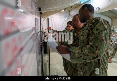 CAMP PENDLETON, Californie (24 avril 2022) - le personnel médical, affecté à l’établissement médical expéditionnaire (EMF) Juliet, suit les patients lorsqu’ils sont transportés à l’hôpital pendant l’évaluation de l’état de préparation opérationnelle (ORE) de l’EMF Juliet. Le MINERAI a été mené à l'Institut de formation médicale expéditionnaire naval et évalue la capacité de traitement des patients, évalue la coordination entre les domaines fonctionnels et le travail d'équipe. Cette formation appuie le programme de préparation à plusieurs niveaux du chirurgien général et met en évidence la capacité de la médecine navale à générer et à maintenir des forces médicales prêtes à l’emploi. Banque D'Images