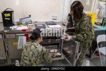 CAMP PENDLETON, Californie (25 avril 2022) - le personnel médical, affecté à l’établissement médical expéditionnaire (EMF) Juliet, récupère les fournitures du laboratoire lors de l’évaluation de l’état de préparation opérationnelle (ORE) de l’EMF Juliet. Le MINERAI a été mené à l'Institut de formation médicale expéditionnaire naval et évalue la capacité de traitement des patients, évalue la coordination entre les domaines fonctionnels et le travail d'équipe. Cette formation appuie le programme de préparation à plusieurs niveaux du chirurgien général et met en évidence la capacité de la médecine navale à générer et à maintenir des forces médicales prêtes à l’emploi. Banque D'Images