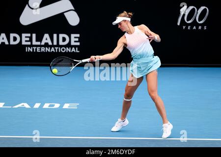 Adélaïde, Australie, 4 janvier 2023. Liudmila Samsonova joue un rôle de premier plan lors du match international de tennis d'Adélaïde entre Aryna Sabalenka, de Biélorussie, et Liudmila Samsonova, à Memorial Drive sur 04 janvier 2023, à Adélaïde, en Australie. Crédit : Peter Mundy/Speed Media/Alay Live News Banque D'Images