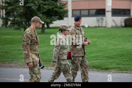 Brig. Le général Denise M. Donnell, commandant de la Garde nationale aérienne de New York, visite 107th installations avec le commandant de l'escadre, le lieutenant-colonel Andrew Carlson, et le chef de commandement, le Sgt Edward Stefik, de la station de réserve aérienne de Niagara Falls, 25 avril 2022. Donnell est devenue la première femme officier nommée au commandement au début d'avril 2022. ÉTATS-UNIS Photo de la Garde nationale aérienne par 2nd le lieutenant Jason Carr. Banque D'Images