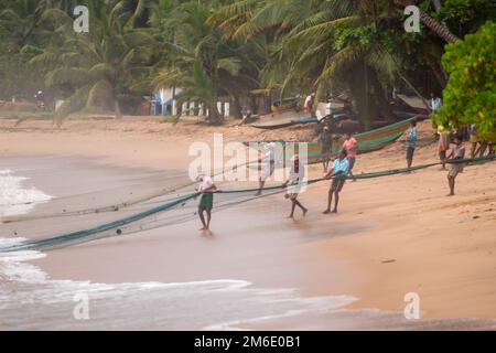 Tangalle, Sri Lanka : 2020 25 NOVEMBRE : Fischersman au coucher du soleil sur la plage de Tangalle, Sri Lanka. Banque D'Images