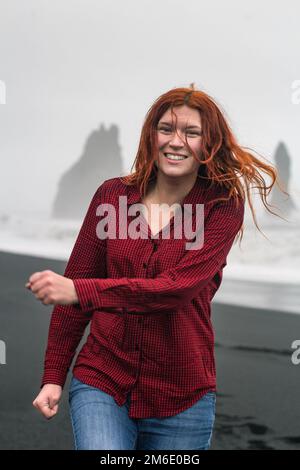 Gros plan positive femme sur la célèbre photo de portrait de plage d'Islande Banque D'Images