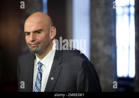 Washington, États-Unis, 3 janvier 2023. Le sénateur des États-Unis John Fetterman (démocrate de Pennsylvanie) part après avoir pris l'Oath du Bureau lors d'une cérémonie d'assermentation aux États-Unis Ancienne salle du Sénat du Capitole, mardi, 3 janvier 2023. Photo de Cliff Owen/CNP/ABACAPRESS.COM Banque D'Images