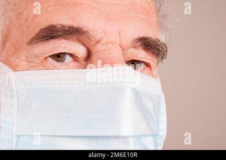 Senior avec masque de protection Banque D'Images